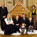 The Royal Family in front of the gingerbread house in the palace ballroom (Foto: Terje Bendiksby / Scanpix)